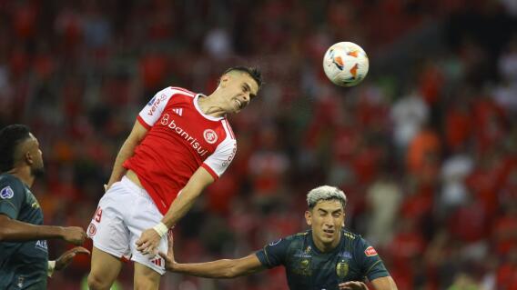 Rafael Santos Borré en acción de juego con Internacional de Porto Alegre, en la Copa Sudamericana. Rafael Santos Borré en acción de juego con Internacional de Porto Alegre, en la Copa Sudamericana.