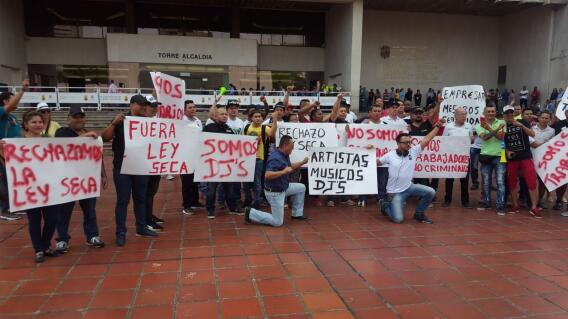 306042_BLU Radio. Plantón frente Alcaldía de Cali . / Foto: BLU Radio Hector Mosquera.jpeg