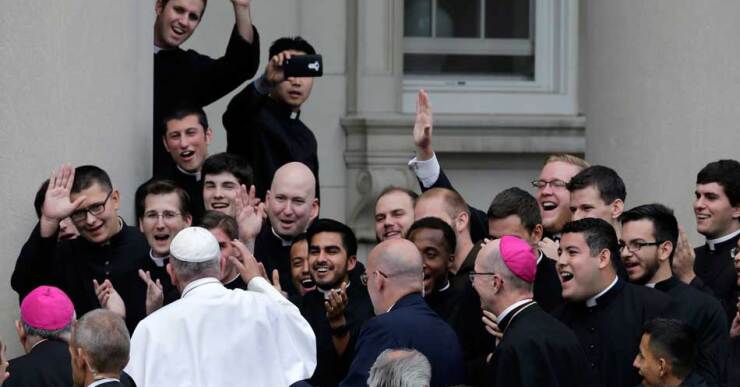 Muchos inmigrantes latinoamericanos piensan que el papa cambió la dirección del debate sobre reforma migratoria en Estados Unidos.