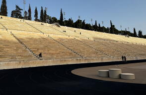 Reportan fuerte incendio en estadio olímpico de Atenas que cubrió de humo la capital