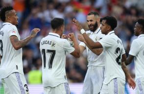 Karim Benzema celebra su 'Hat-trick' al Almería con sus compañeros Karim Benzema celebra su 'Hat-trick' al Almería con sus compañeros