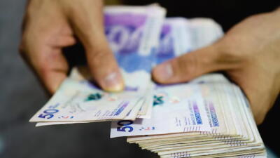 Persona contando dinero colombiano. Persona contando dinero colombiano.
