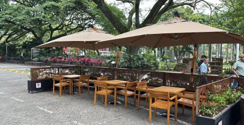En el Bulevar del Río, uno de los espacios públicos más emblemáticos de Cali, la ocupación temporal de una zona peatonal por parte de un restaurante generó molestia entre algunos ciudadanos