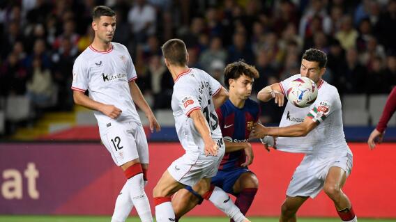 Acción de juego entre Barcelona y Athletic Bilbao Acción de juego entre Barcelona y Athletic Bilbao