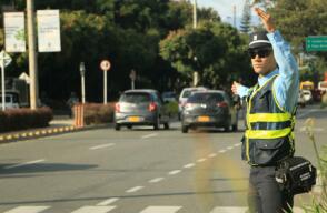330548_BLU Radio. Agente de tránsito en Medellín / Foto: @sttmed