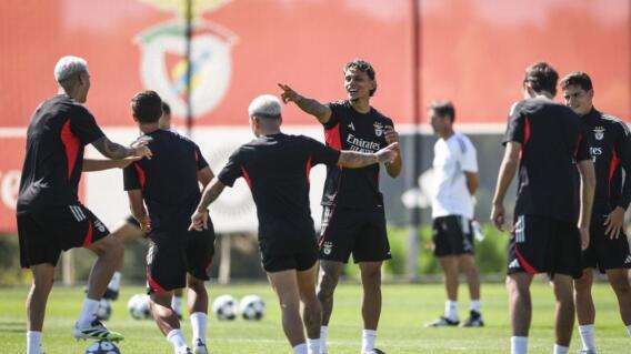 Richard Ríos en una de las prácticas del Benfica. 