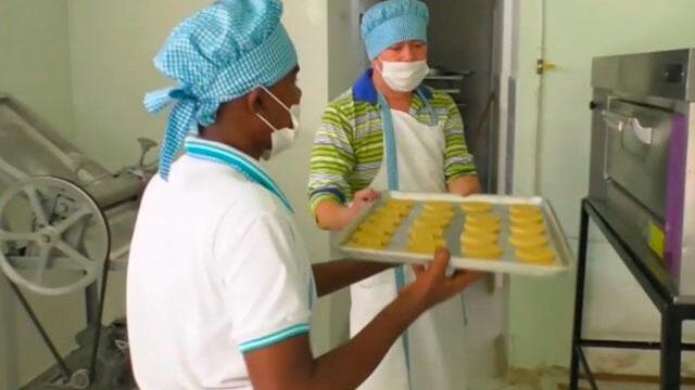 A través de la Fundación Caricias de Sol, jóvenes en condición de discapacidad aprenden repostería 