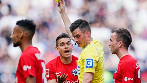 Rafael Santos Borré recibió tarjeta amarilla a los 62 minutos de juego. Rafael Santos Borré recibió tarjeta amarilla a los 62 minutos de juego.