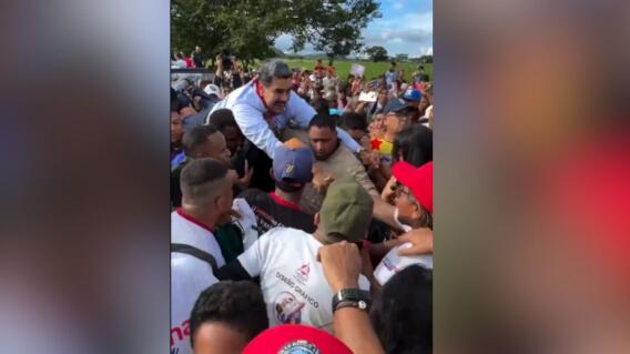 Maduro se hace cargar por sus escoltas en campaña electoral: ¿está desesperado? Maduro se hace cargar por sus escoltas en campaña electoral: ¿está desesperado?