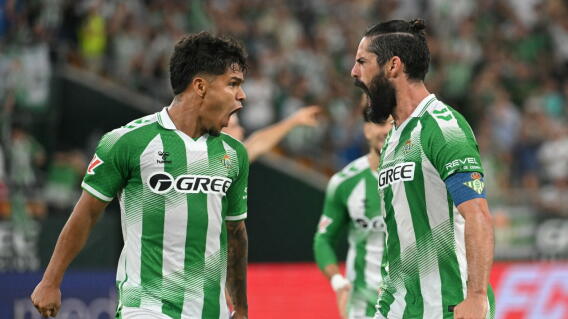 'Cucho' Hernández en Betis vs. Osasuna por la Liga de España.