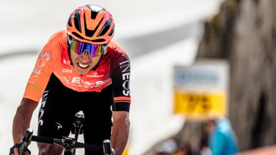 Egan Bernal (INEOS Grenadiers), en el podio del Tour de Suiza 2024, tras la etapa 5 Egan Bernal (INEOS Grenadiers), en el podio del Tour de Suiza 2024, tras la etapa 5