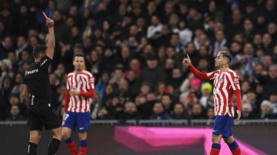 La expulsión de Ángel Correa fue al minuto 64 del partido. Foto: AFP La expulsión de Ángel Correa fue al minuto 64 del partido. Foto: AFP