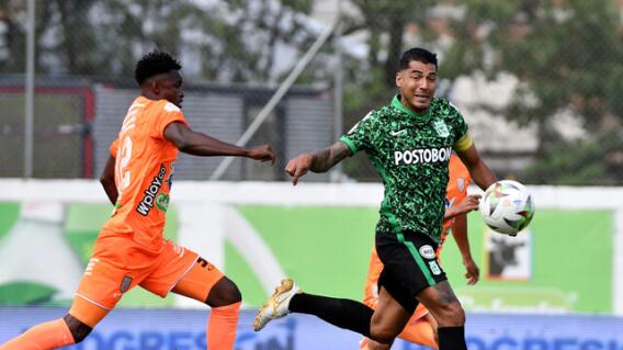 Carlos Ordoñez, jugador de Envigado; disputando el balón con Jefferson Duque, delantero de Nacional. Carlos Ordoñez, jugador de Envigado; disputando el balón con Jefferson Duque, delantero de Nacional.