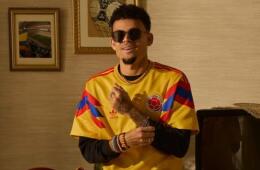 Luis Díaz posando con la camiseta 'retro' de la Selección Colombia.