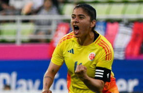 Catalina Usme celebrando gol con la Selección Colombia femenina.