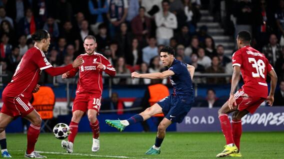 Acción de juego entre PSG y Liverpool, por la ida de los cuartos de final de la Champions League. 