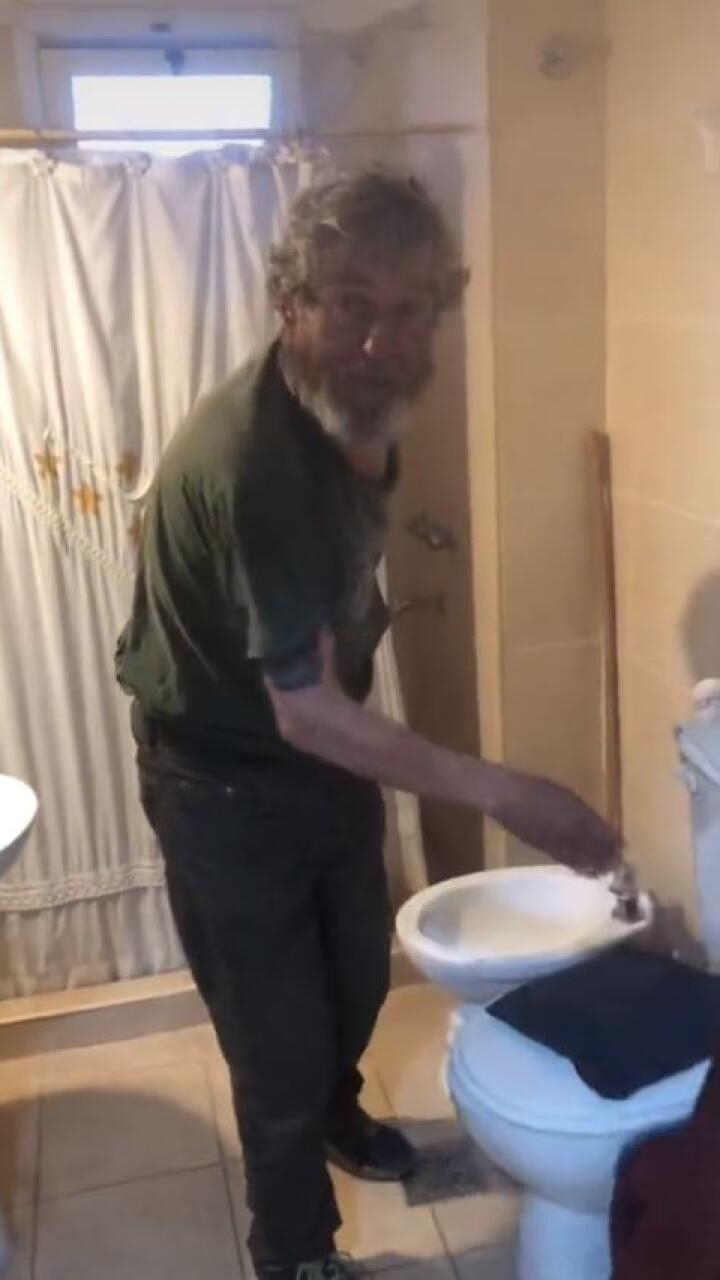 El gran gesto de un hombre con habitante de calle que estaba buscando comida en la basura