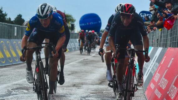 Remco Evenepoel y Egan Bernal, en acción de carrera Remco Evenepoel y Egan Bernal, en acción de carrera
