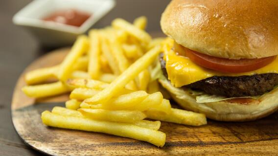 24853_Foto: Guardan combo de hamburguesa con papas por 24 años / Pixabay 24853_Foto: Guardan combo de hamburguesa con papas por 24 años / Pixabay