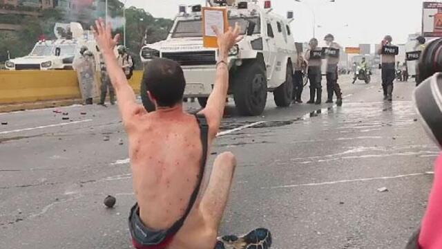 Menos mal no se le cayó un jabón: Maduro se burla de joven que protestó desnudo