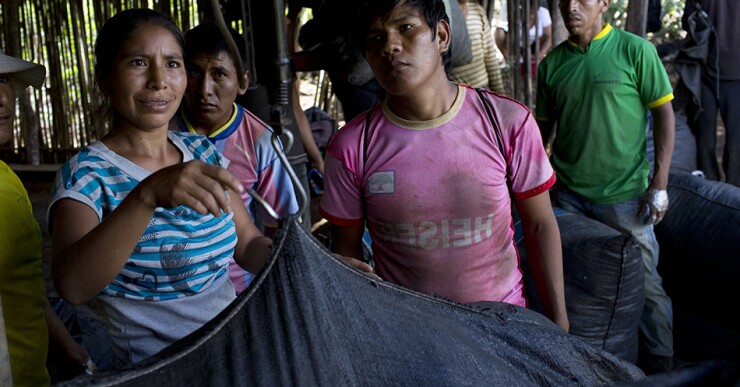 Con él coinciden cientos de cocaleros que hace una semana desfilaron portando escopetas en una de las aldeas, llamada Pichiwillca, donde en 1984 nació la ofensiva campesina que venció y redujo a Sendero a solo un pequeño grupo de hombres armados escond