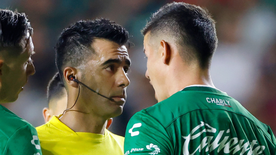 James Rodríguez vio la roja en México, por reclamarle al juez central. James Rodríguez vio la roja en México, por reclamarle al juez central.