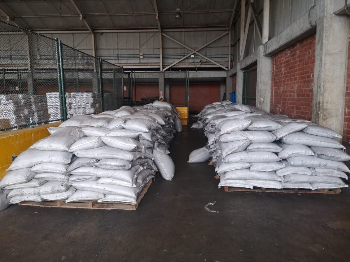 Incautación de 4,9 toneladas de cocaína mezcladas con caucho granulado en Buenaventura (3).jpg