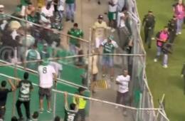 Hinchas del Deportivo Cali peleando en clásico contra América de Cali. 
