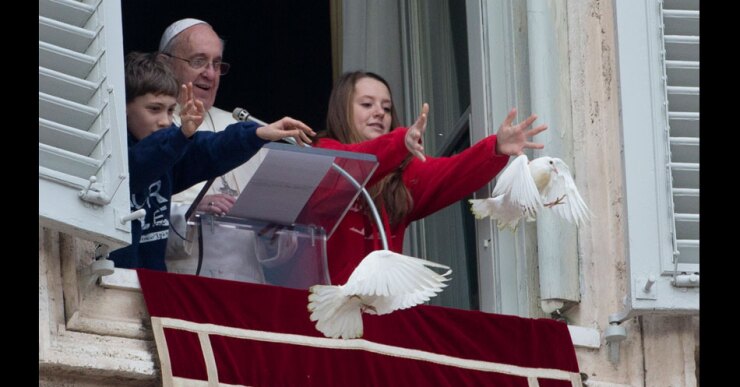 Otro momento estelar, que significó un giro trascendental en la visión de un sucesor de San Pedro sobre asuntos álgidos lo protagonizó Francisco durante su viaje a Brasil, a más de 12 mil pies de altura. "Si una persona homosexual tiene voluntad y