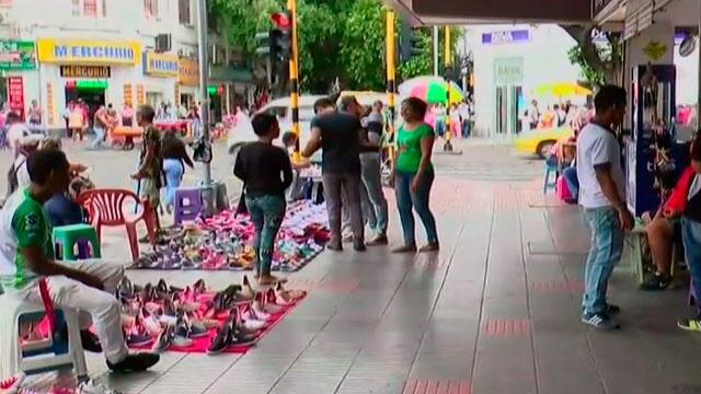 En calles de Cúcuta, vendiendo de todo, venezolanos buscan maneras de sobrevivir a crisis en su país