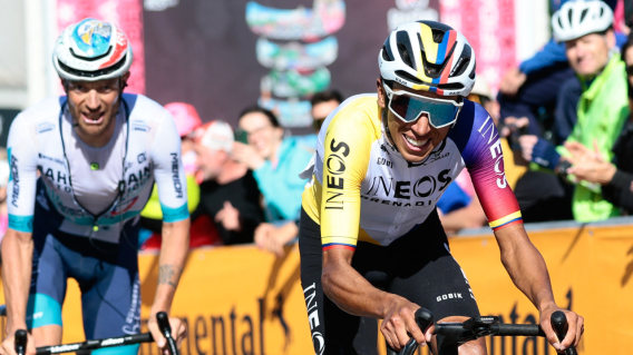 Así fue la llegada de Egan Bernal (INEOS Grenadiers) y Damiano Caruso (Bahrain Victorious) en la etapa 16 del Giro de Italia 2025