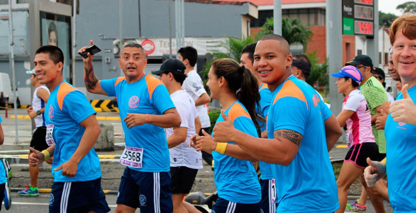 Miembros del cuerpo de Bomberos de Cali también se unieron al evento deportivo que tuvo lugar en la mañana de este domingo.