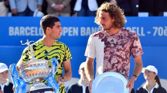 Carlos Alcaraz (izq.) y Stefanos Tsitsipas (der.), tras el ATP de Barcelona Carlos Alcaraz (izq.) y Stefanos Tsitsipas (der.), tras el ATP de Barcelona