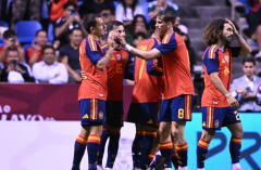 Jugadores de España y un festejo de gol contra Perú en partido de preparación. 