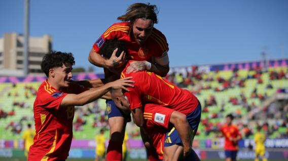 Jugadores de la Selección España Sub-20 celebran el gol que le marcaron a Ucrania en el Mundial. 