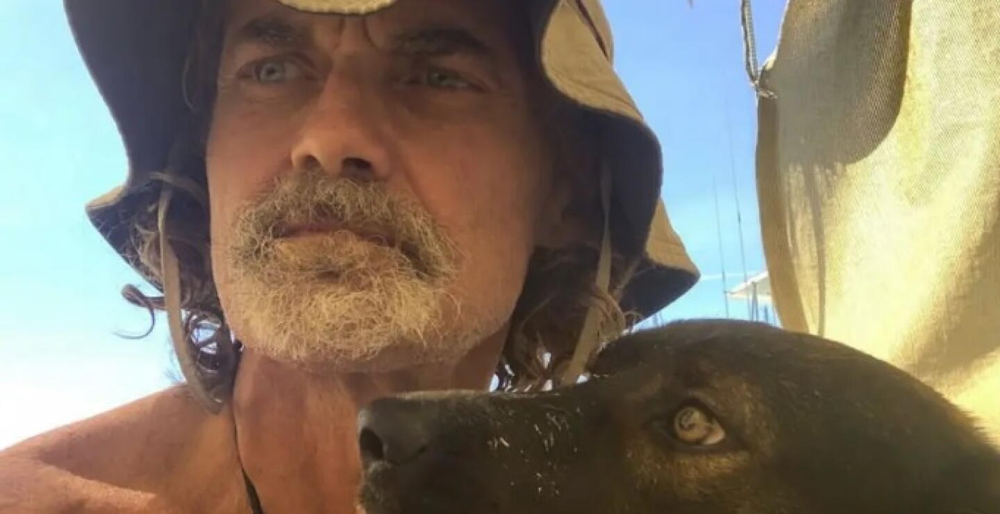 Hombre sobrevivió a un naufragio con su perrita tomando agua de lluvia y comiendo pescado crudo