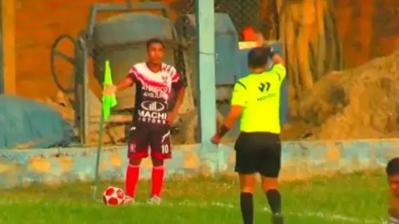 Jugador del Cantoricillo expulsado por orinar en pleno partido Jugador del Cantoricillo expulsado por orinar en pleno partido