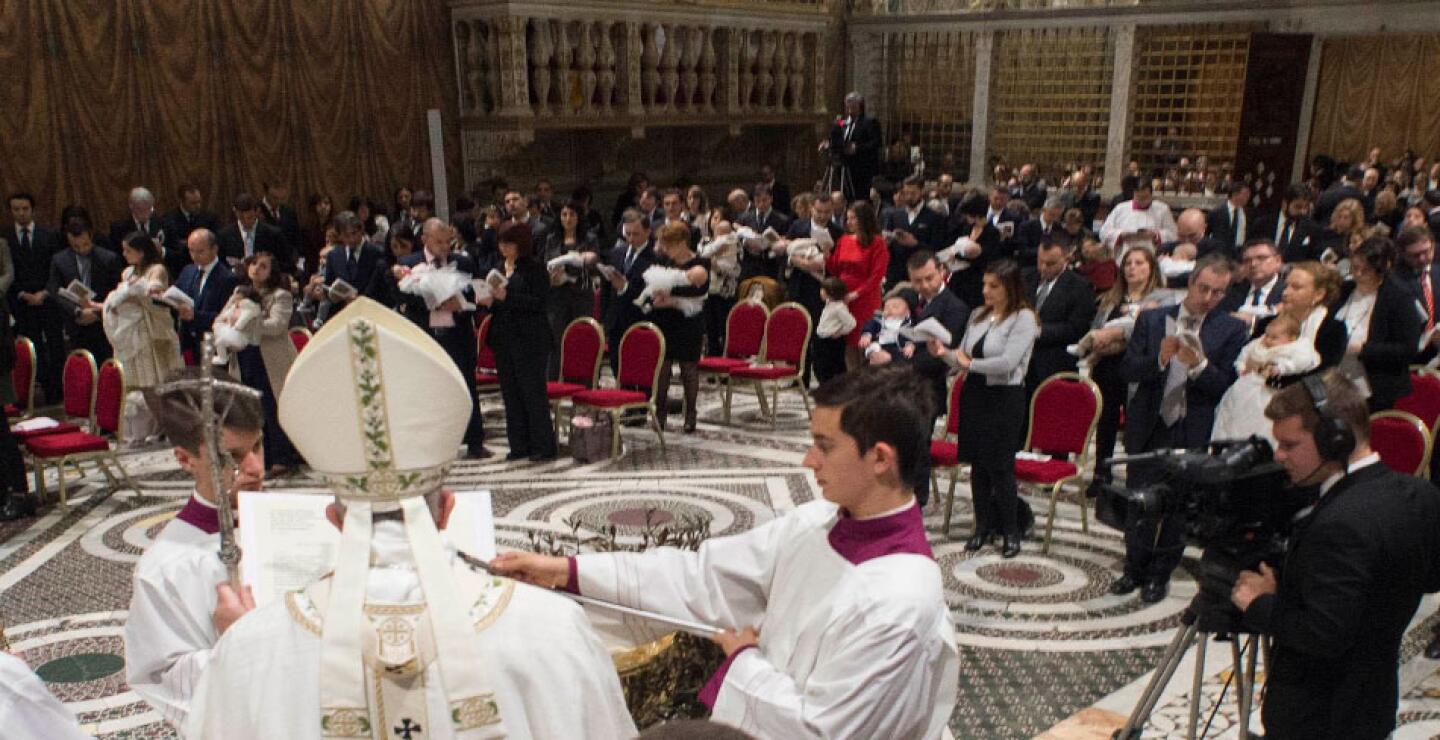 La ceremonia tuvo lugar en la capilla Sixtina, donde los cardenales celebran los cónclaves para elegir al soberano pontífice.