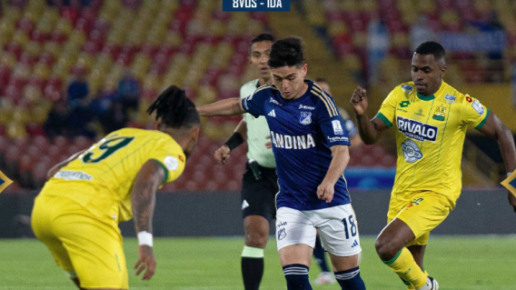 Millonarios y Bucaramanga en acción de juego en el estadio El Campín. 