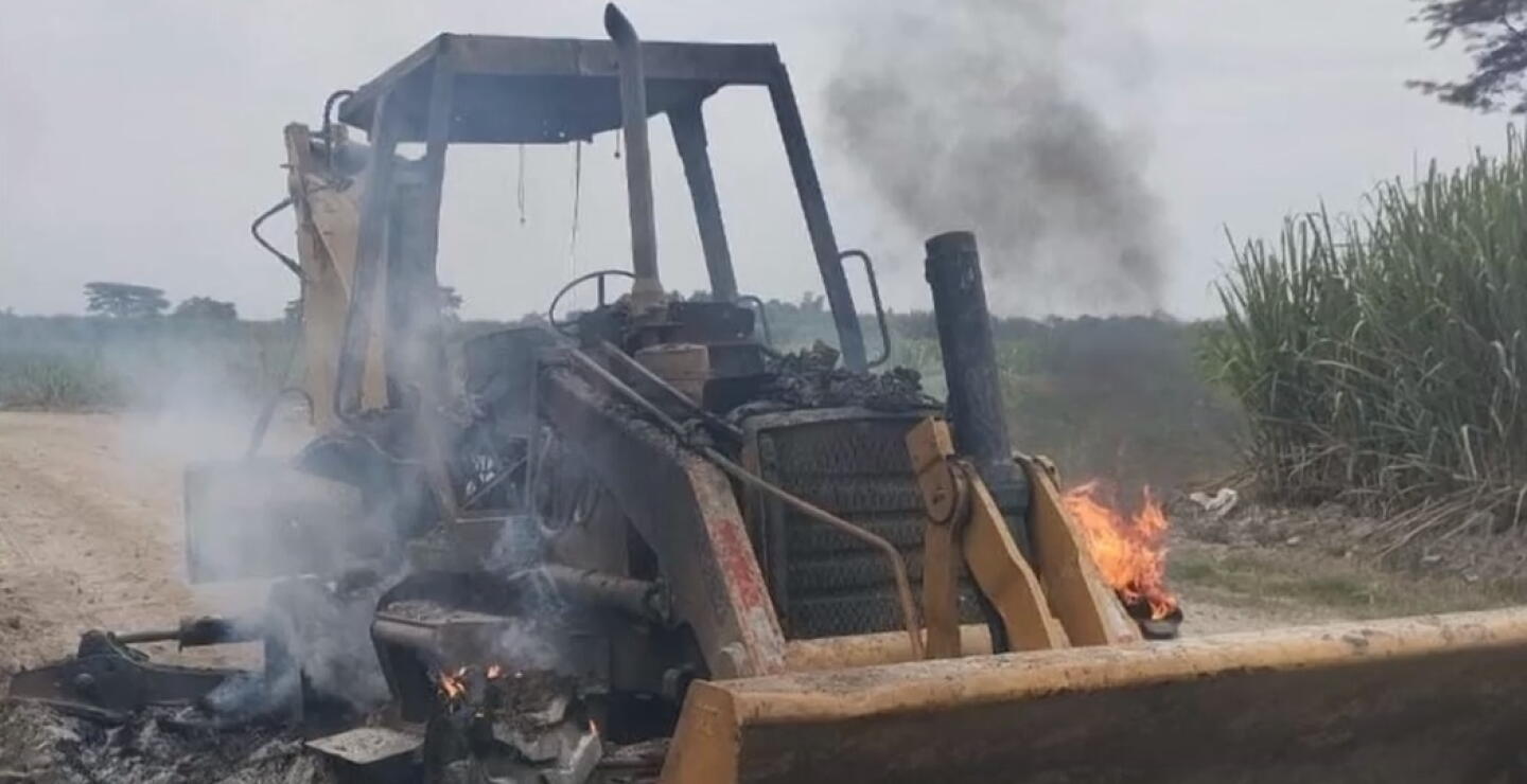 Criminales incendiaron una retroexcavadora y amenazaron a trabajadores en Padilla, Cauca