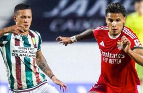 Richard Ríos (der.) en acción de juego con el Benfica frente al Estrela da Amadora por la Liga de Portugal. 