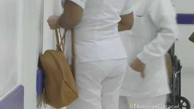 ¡Ignorantes! Tiraron a una enfermera de su moto y la culparon de propagar el coronavirus  