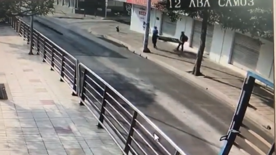 333491_Blu Radio/ Hombres llevándose una puerta de una estación de Transmetro. Foto: Cortesía