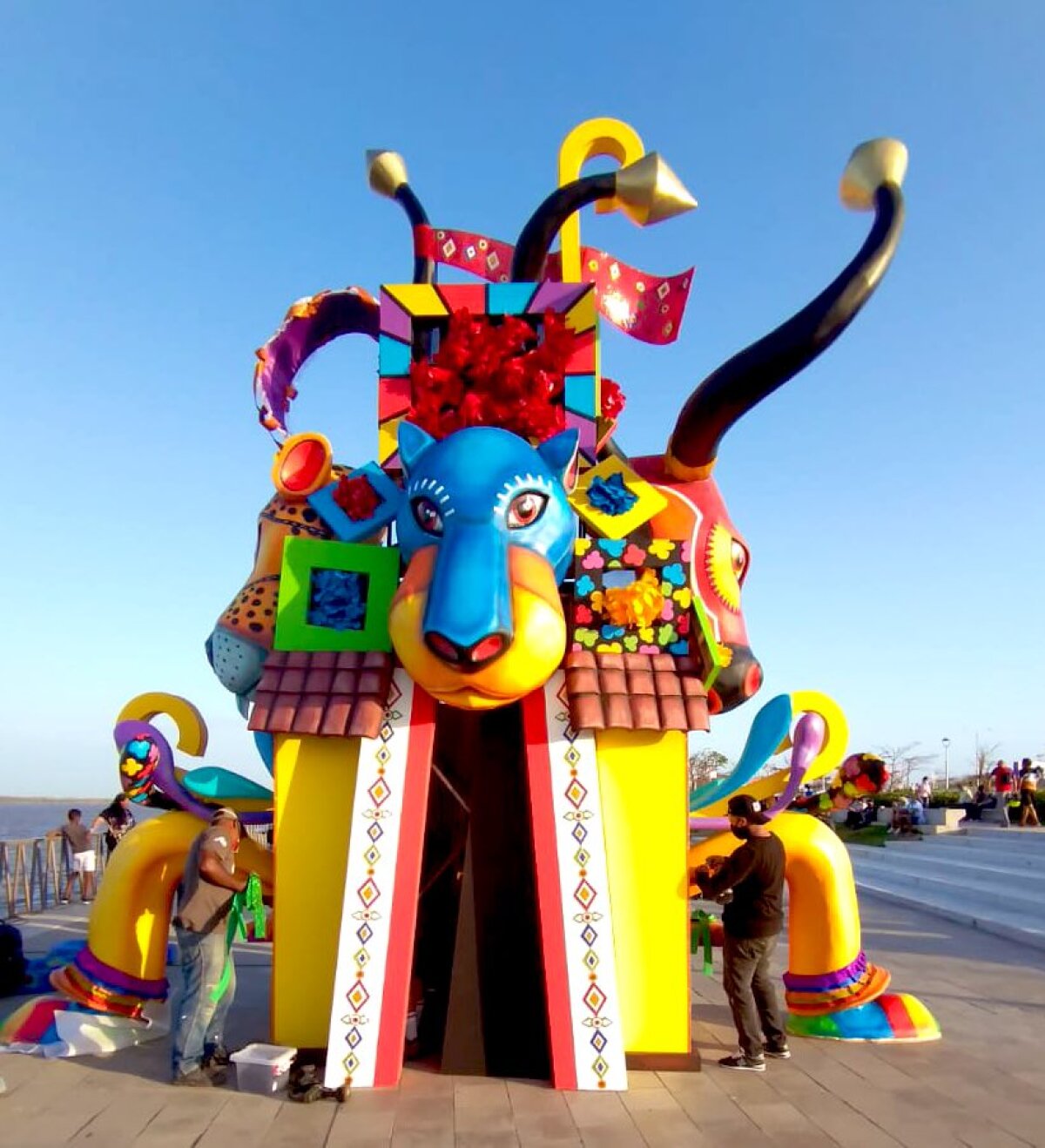 El Carnaval No Muere Marimondas Monocucos Y Otros Personajes A La Vista Del Publico En el carnaval de barranquilla dicho carnaval se elige anualmente a hombre que normalmente es mayor y ha estado ligado a lo que es el festival la primera reina del carnaval de barranquilla fue alicia lafaurie roncallo, después de esto en el año 1923 se institucionaliza lo que era la figura de la. el carnaval no muere marimondas