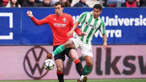 Juan Camilo 'Cucho' Hernández en Osasuna vs. Betis por la Liga de España.