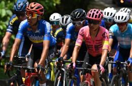 Egan Bernal y Esteban Chaves con otro grupo de ciclistas en el Tour Colombia 2024 Egan Bernal y Esteban Chaves con otro grupo de ciclistas en el Tour Colombia 2024