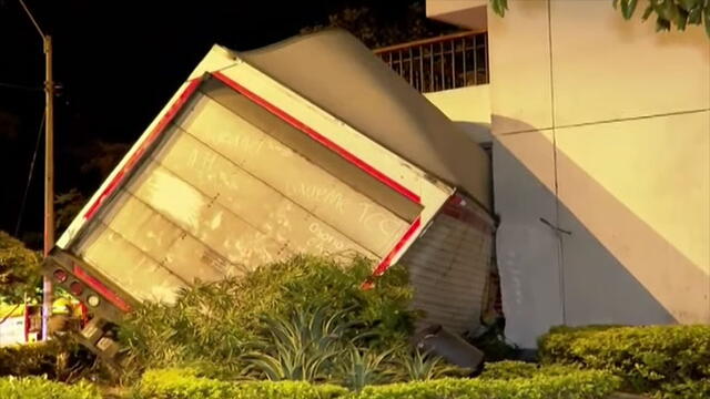 Camión se habría quedado sin frenos y chocó contra edificio de apartamentos en exclusivo sector