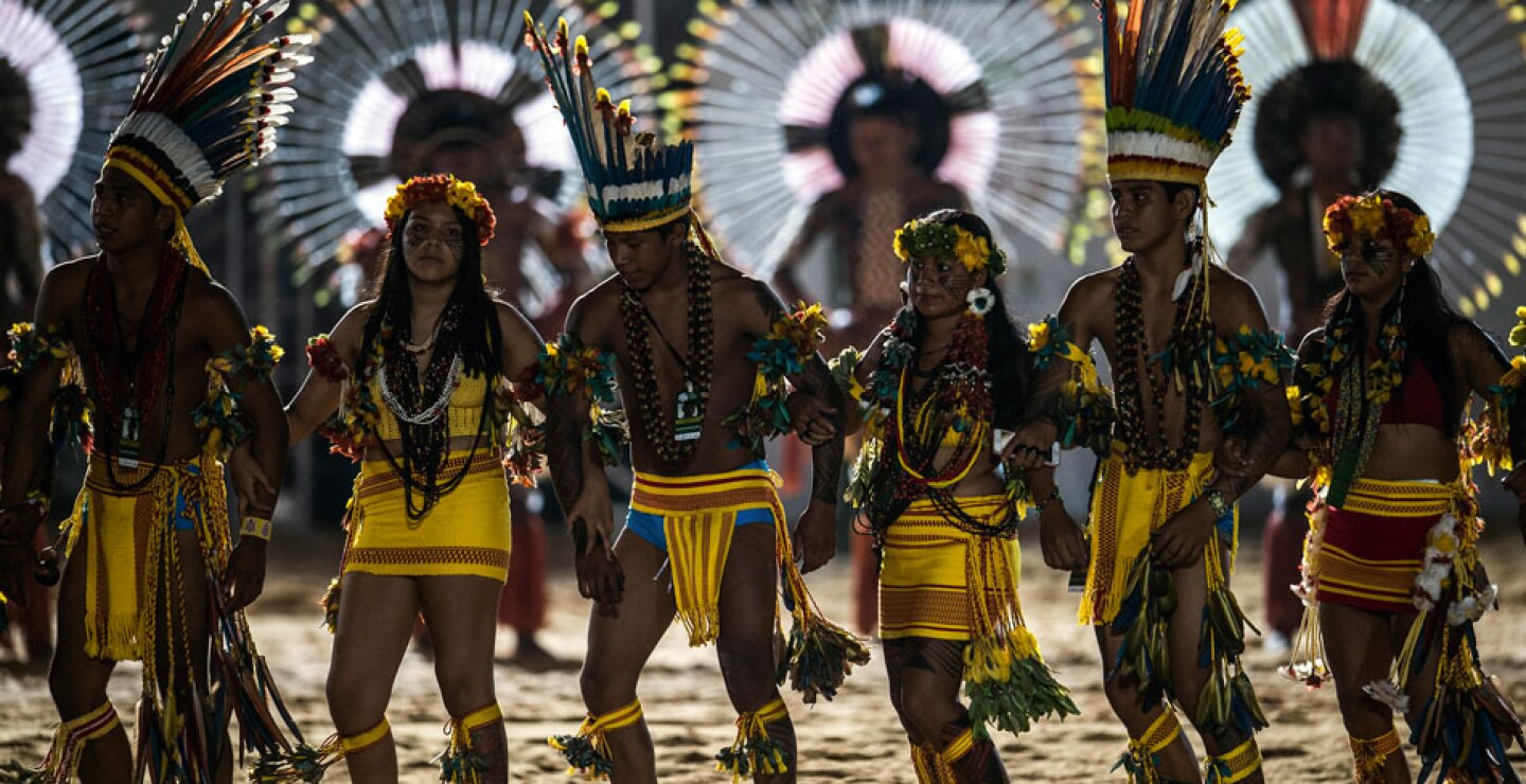 Más de 900.000 indígenas originarios de 305 etnias, que hablan 274 lenguas diferentes, viven en Brasil, el país más grande de Sudamérica donde viven 204 millones de personas, según el censo oficial de los organizadores.