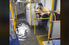 Bus del SITP inundado en Bogotá
