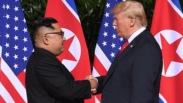 Histórico saludo entre Donald Trump y Kim Jong-un dio inicio a la cumbre